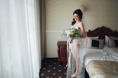 güzel gelin iç çamaşırı otel odasında buket ile