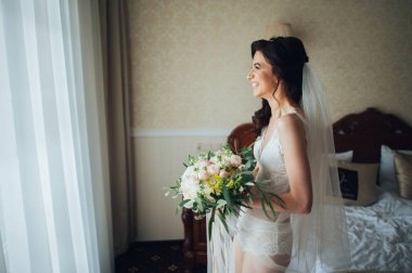 güzel gelin buket çiçek otel odasında ile yan görünüm