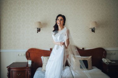 güzel beyaz gelin gelinlik üzerinde çalışıyor