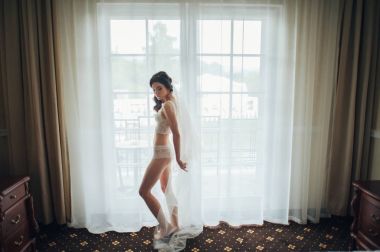 güzel beyaz gelin iç çamaşırı otel odasında kamera poz