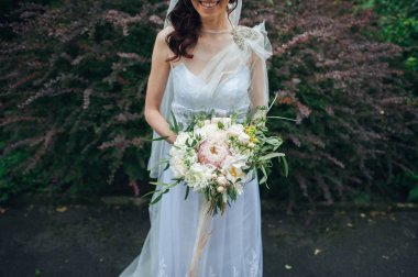 bir düğün buket çiçek tutan ve poz güzel gelin