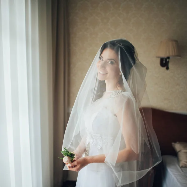 Mempelai Wanita Cantik Dengan Gaun Pengantin Memegang Boutonniere Dan Melihat — Stok Foto