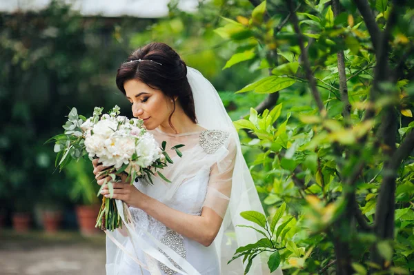 Vackra Brud Holding Bröllop Bukett Blommor Och Poserar Park — Stockfoto