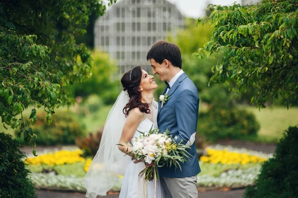 Красивая Свадебная Пара Обнимает Друг Друга Зеленом Саду — стоковое фото