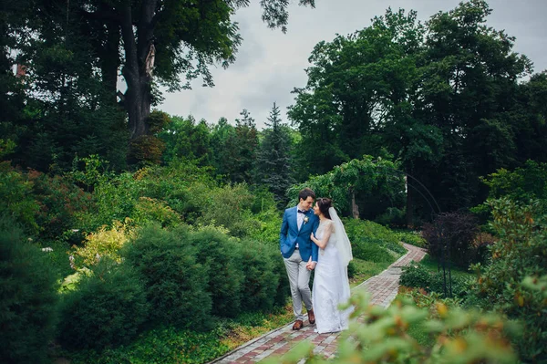 Счастливая Улыбающаяся Стильная Невеста Жених Гуляют Зеленом Парке — стоковое фото