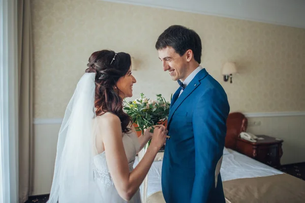 Bride Bouquet Groom Boutonniere Standing Room Looking Each Other — Stock Photo, Image