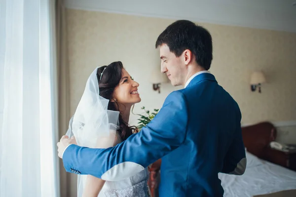 First Meet Caucasian Young Couple Wedding Day — Stock Photo, Image