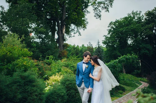 Feliz Sonrisa Elegante Novia Novio Caminando Parque Verde — Foto de Stock