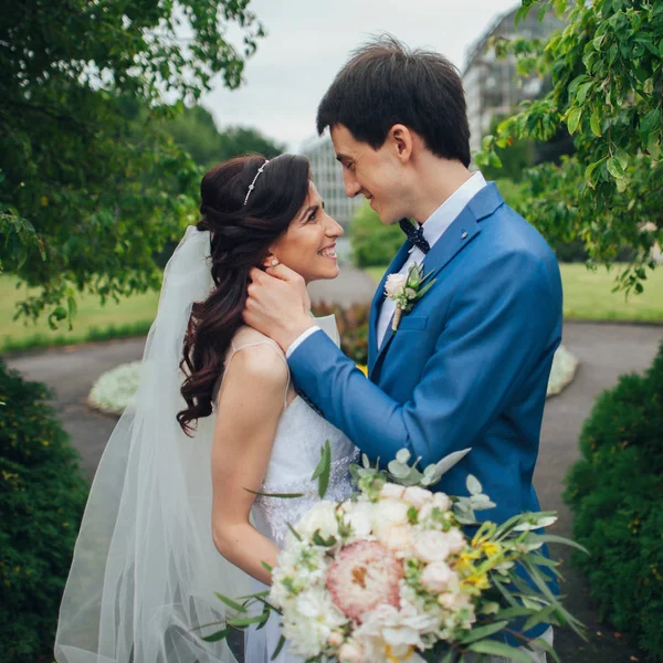 Beautiful Happy Young Bride Kissing Handsome Groom Sunlit Park — Stock Photo, Image