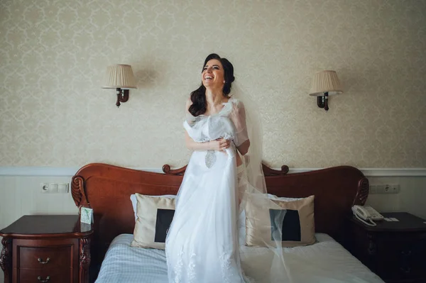 Vackra Kaukasiska Brud Försöker Brudklänning — Stockfoto
