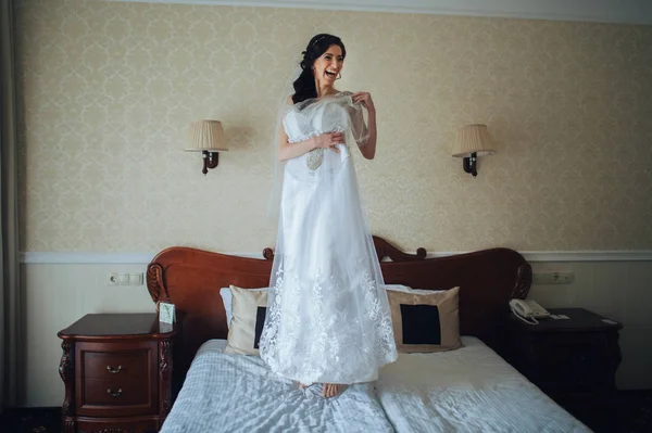 Mempelai Wanita Cantik Yang Mencoba Gaun Pengantin — Stok Foto