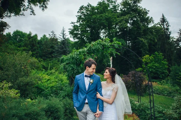 Elegante Sposo Caucasico Bella Sposa Che Abbraccia Nel Parco — Foto Stock