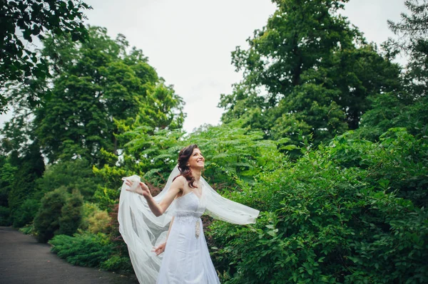 Bela Noiva Caucasiana Vestido Noiva Posando Parque — Fotografia de Stock