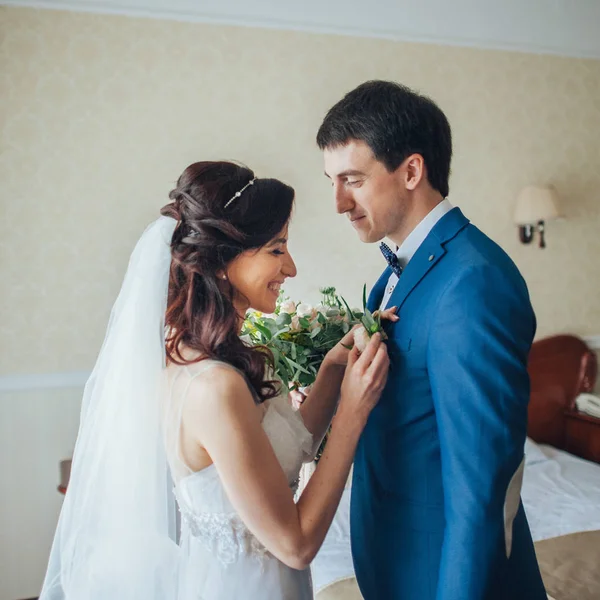 Beautiful Caucasian Wedding Couple Bouquet Flowers Hotel Room — Stock Photo, Image