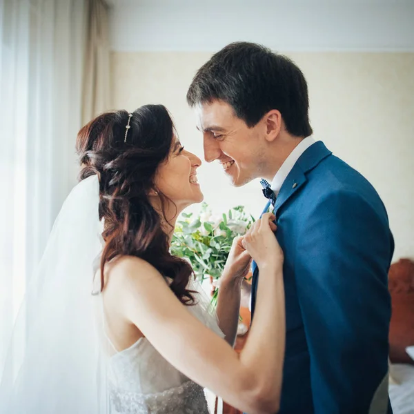 Первый Поцелуй Жениха Невесты Комнате — стоковое фото