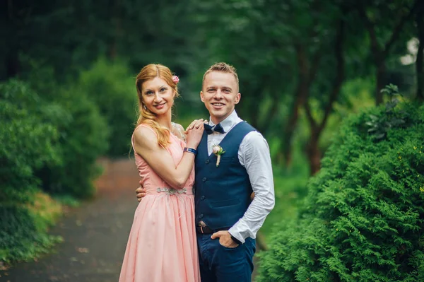 Junge Attraktive Brautjungfer Mit Bräutigam Umarmt Einander Park — Stockfoto