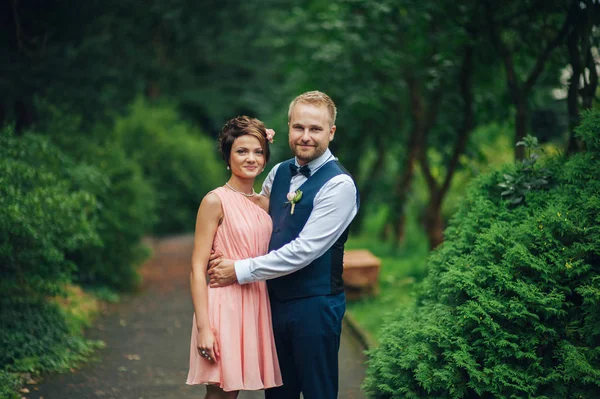 Young Attractive Bridesmaid Groomsman Hugging Each Other Park — Stock Photo, Image