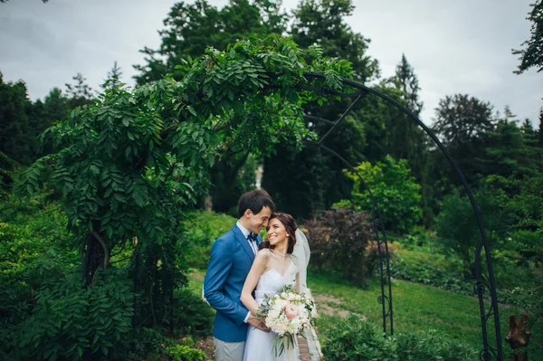 Spokojený Úsměv Stylový Nevěsty Ženicha Pózuje Zeleném Parku Kyticí — Stock fotografie