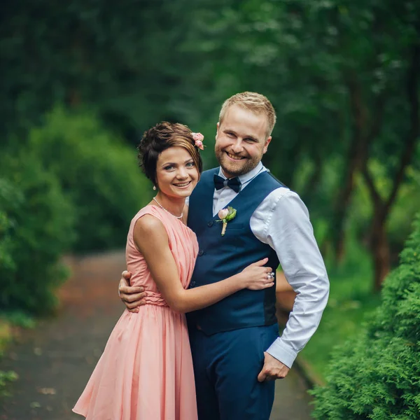 Junge Attraktive Brautjungfer Mit Bräutigam Umarmt Einander Park — Stockfoto