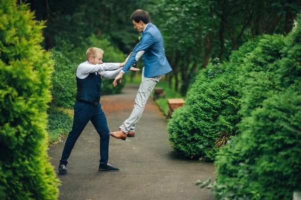 Jealous Groomsman Throwing Groom Bushes Wedding Park — Stock Photo, Image