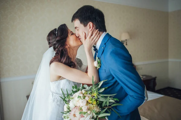 First Kiss Bride Groom Hotel Room — Stock Photo, Image