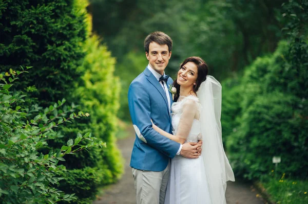 Casal Bonito Posando Jardim Verde — Fotografia de Stock