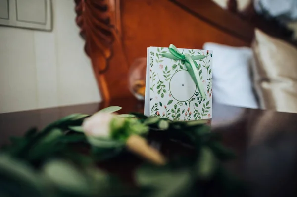 Προσκλητήριο Κρίνος Λουλούδι Στο Ξύλινο Τραπέζι Γάμου — Φωτογραφία Αρχείου