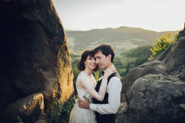 genç çekici beyaz nişanlı çift dağlar manzara önünde sarılma