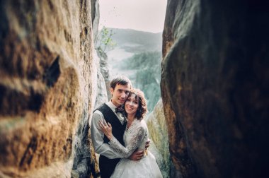 genç güzel beyaz nişanlı çift dağlarda sarılma