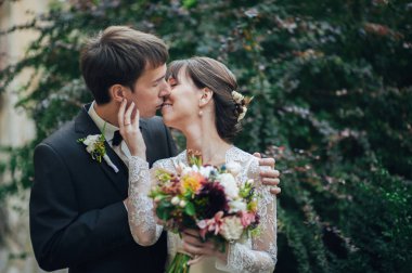 genç çekici beyaz nişanlı çift parkta öpüşme