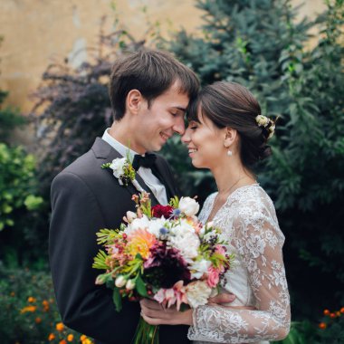 sarılma ve buket park holding genç beyaz nişanlı çift yan görünüm