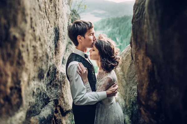 Jovem Atraente Caucasiano Noivo Abraço Casal Frente Montanhas Paisagem — Fotografia de Stock