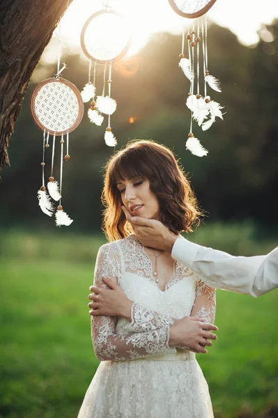 Mão Masculina Tocando Bela Noiva Caucasiana Vestido Noiva Frente Dreamcatchers — Fotografia de Stock