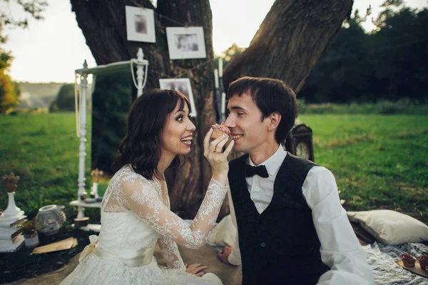 Jeune Couple Fiancé Sur Pique Nique Romantique Sous Arbre Mariée — Photo