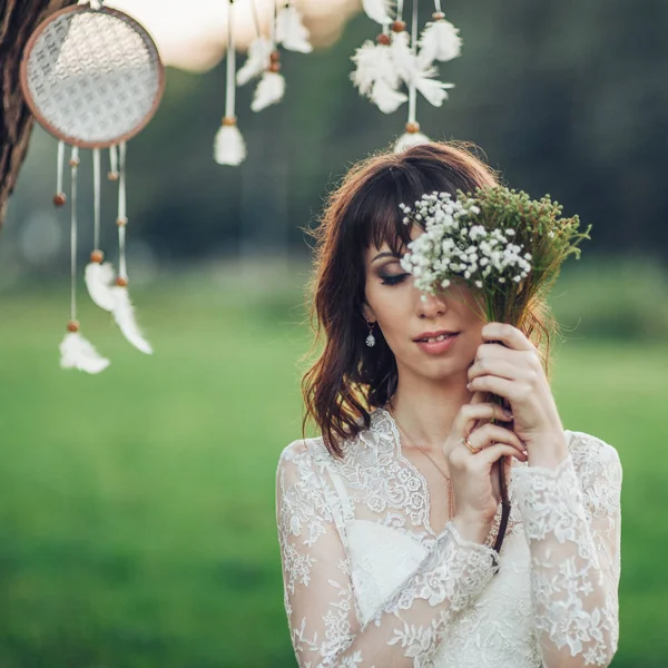 Vackra Kaukasiska Brud Brudklänning Med Bukett Poserar Framför Drömfångare — Stockfoto