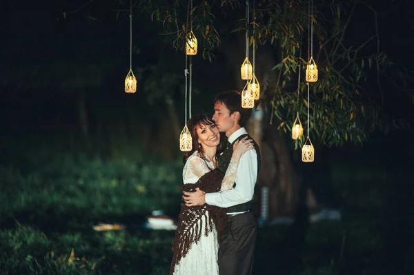 Joven Prettty Caucásico Comprometido Pareja Abrazando Lado Árbol Con Linternas — Foto de Stock