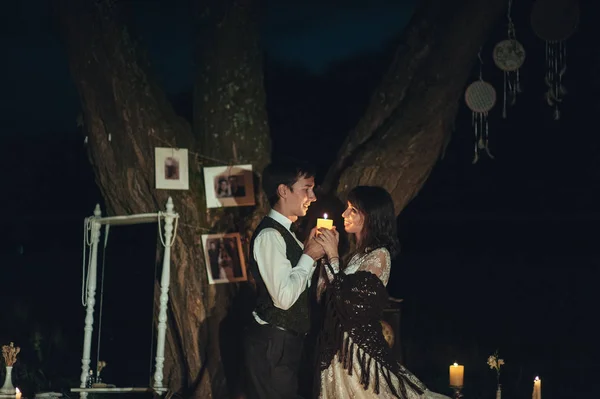 Jovem Caucasiano Noivo Casal Passando Noite Romântica Com Velas Parque — Fotografia de Stock