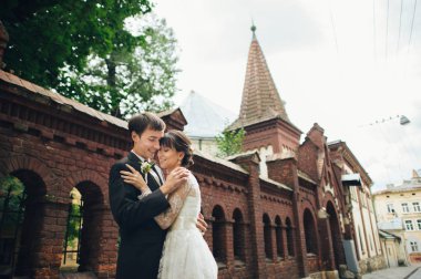 genç çekici beyaz nişanlı çift Street, Parkı sarılma