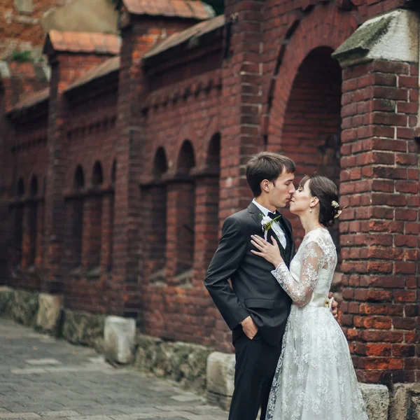 Muda Menarik Kaukasia Terlibat Pasangan Berciuman Besdie Bangunan — Stok Foto