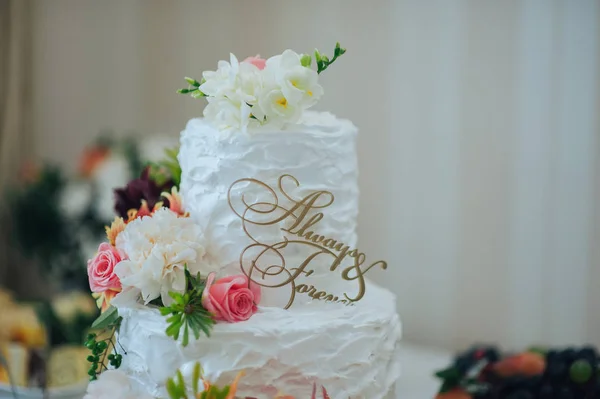 Closeup Tasty White Wedding Cake Decorated Flowers — Stock Photo, Image