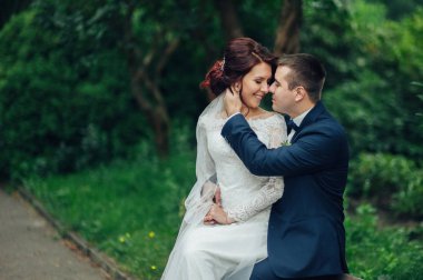 parkta sarılma genç çekici beyaz düğün çifti