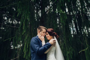 parkta sarılma çekici beyaz düğün çifti