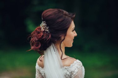 Dikiz parkta genç çekici beyaz gelin