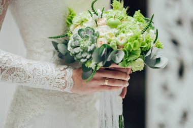 çiçek kokulu beyaz gelinin kırpılmış görüntü