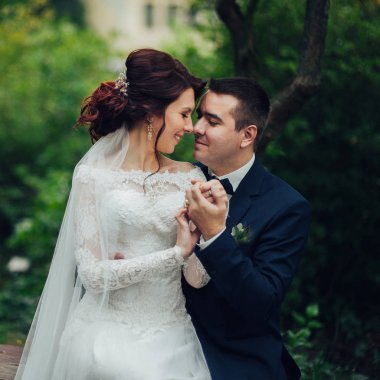 park Holding çekici beyaz düğün çifti eller