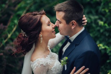 güzel beyaz düğün çifti parkta sarılma