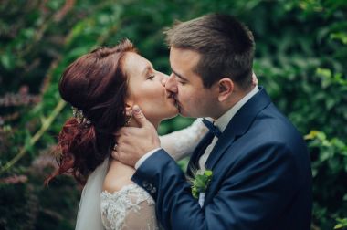 parkta öpüşme beyaz düğün çifti genç güzel