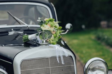 güzel çiçek buketi retro araba park