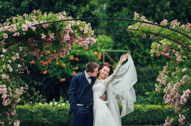 parkta sarılma genç beyaz düğün çifti