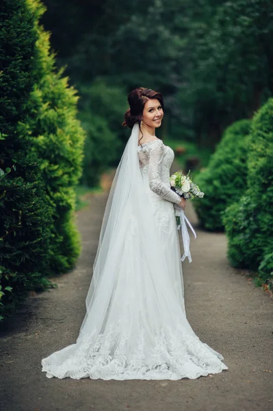 Jolie Mariée Caucasienne Avec Des Fleurs Posant Dans Parc — Photo